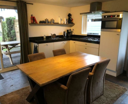 Het Jachthuisje keuken en eetkamer